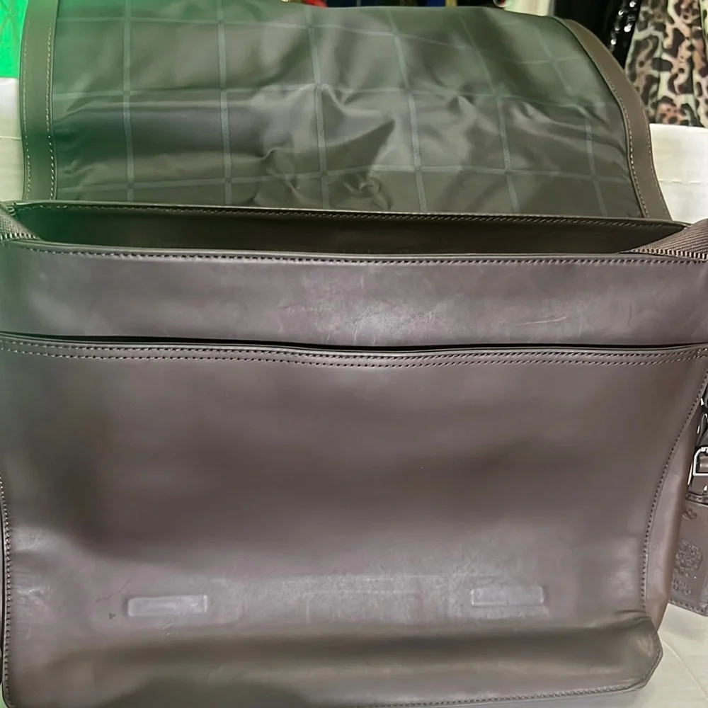 VINCE CAMUTO Unisex Office bag 💼 with tag name and padded for laptop or iPad